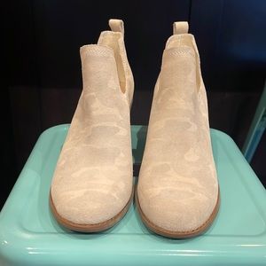 TOMS white CAMO  Kallie Wedges sz 9.5